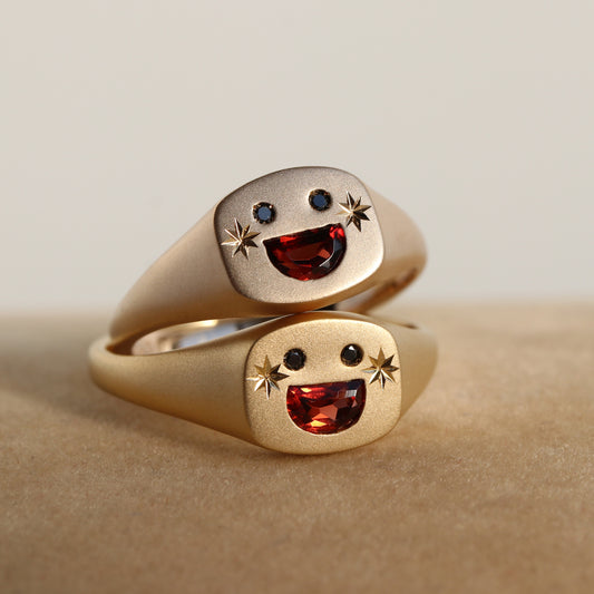 PETITE BIG SMILE SIGNET RING