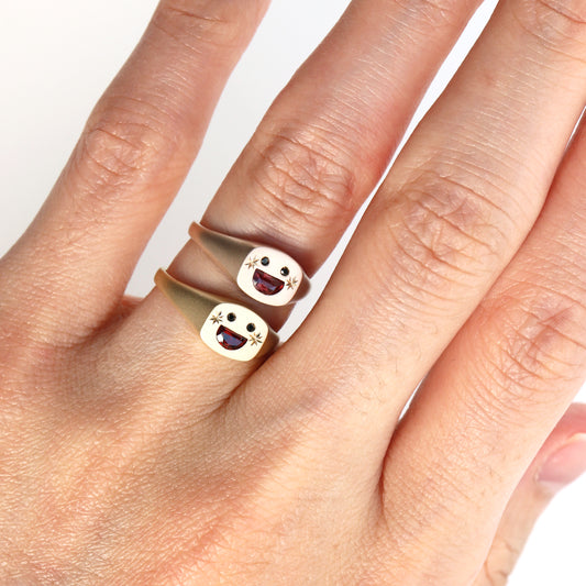 PETITE BIG SMILE SIGNET RING