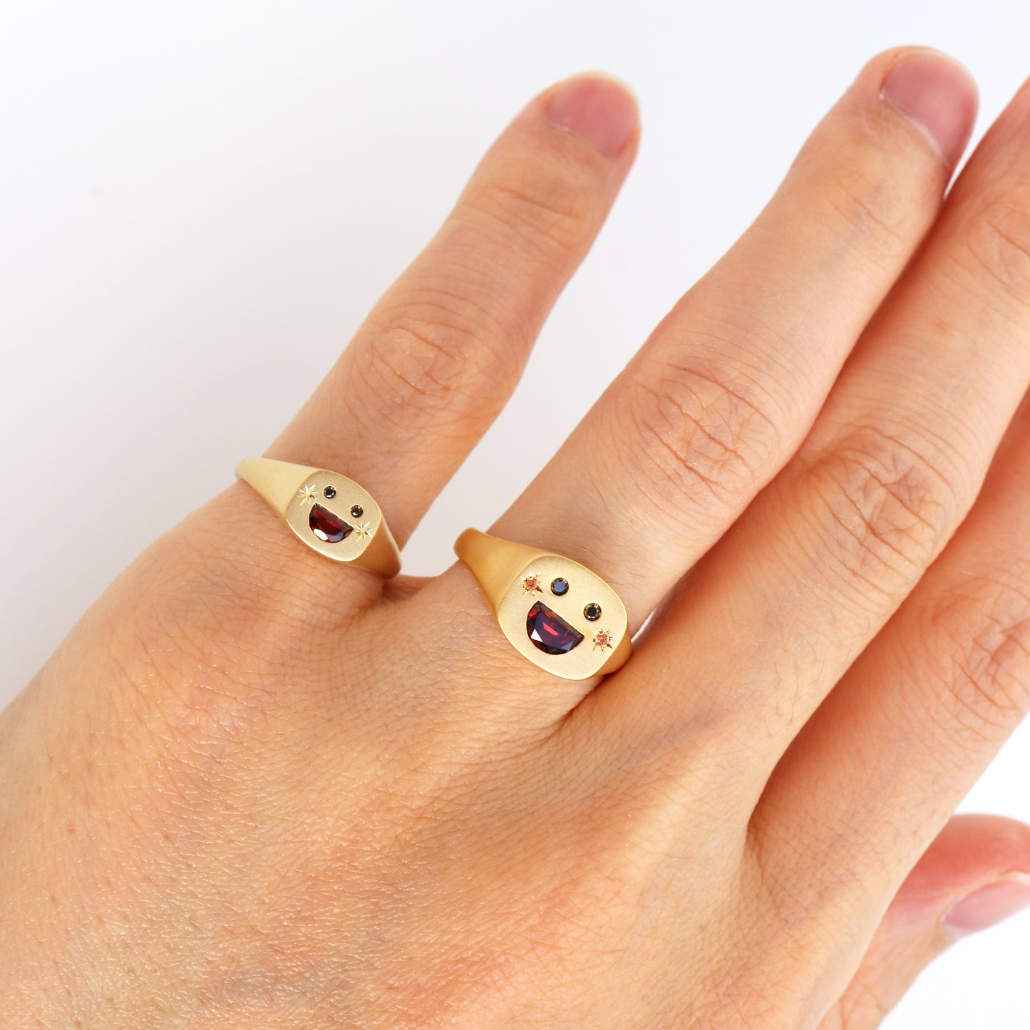 PETITE BIG SMILE SIGNET RING