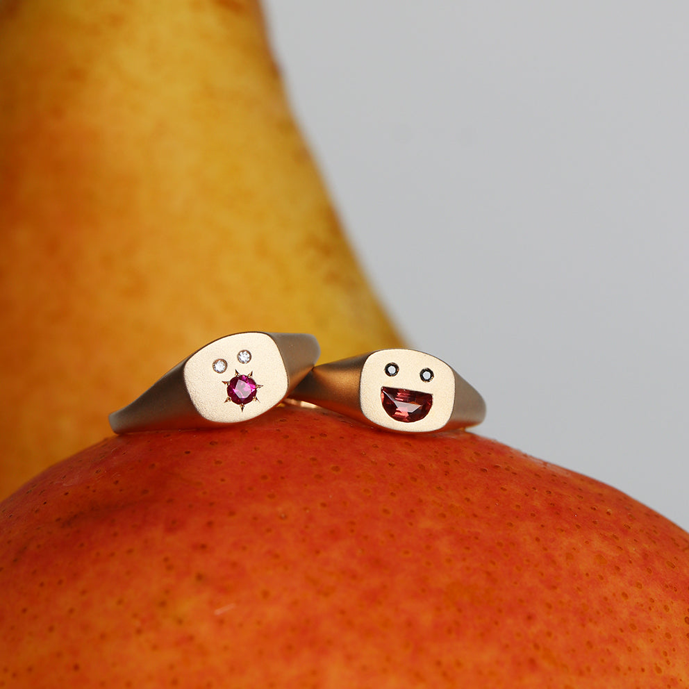 PETITE SIGNET RING - RUBY