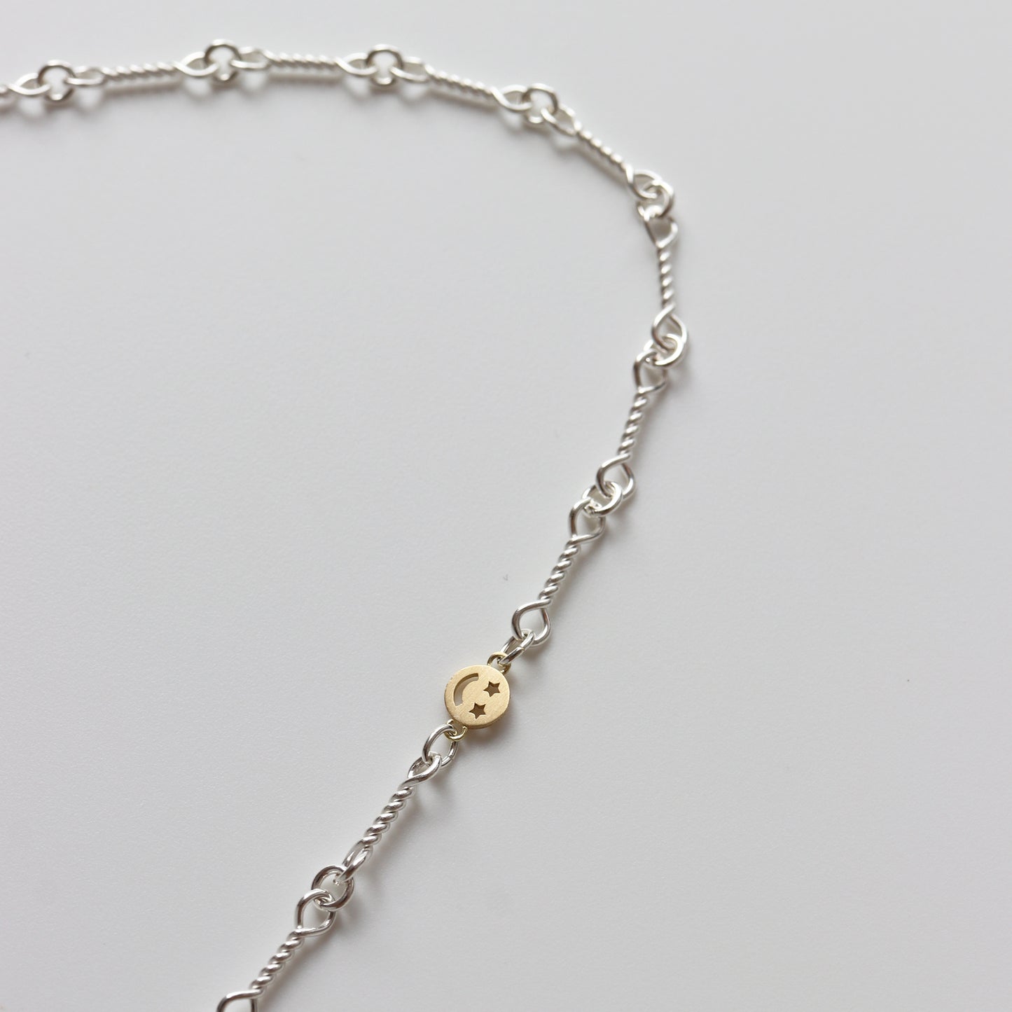 SMILEY TWIST CHAIN NECKLACE