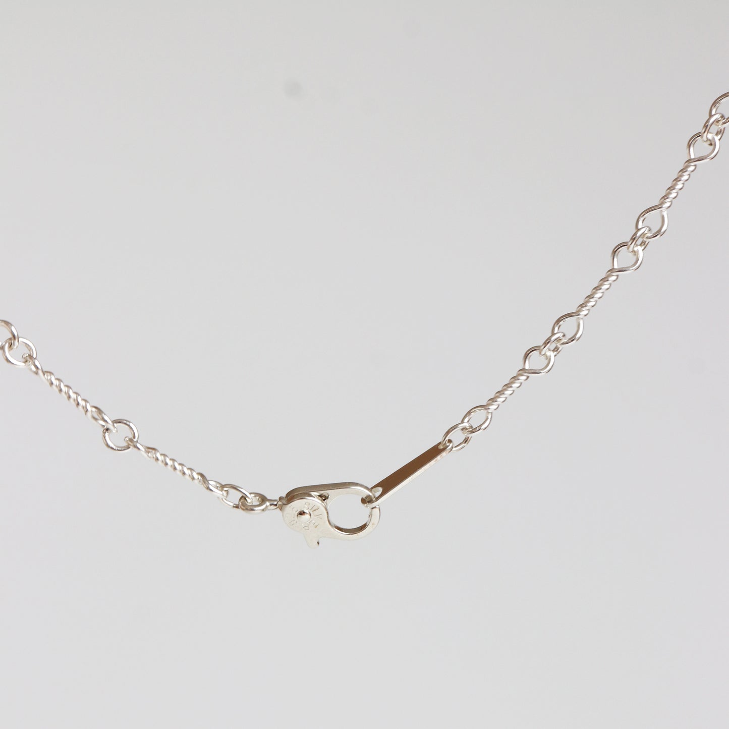SMILEY TWIST CHAIN NECKLACE