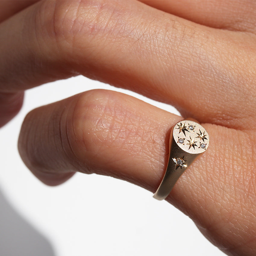 STARRY SIGNET RING