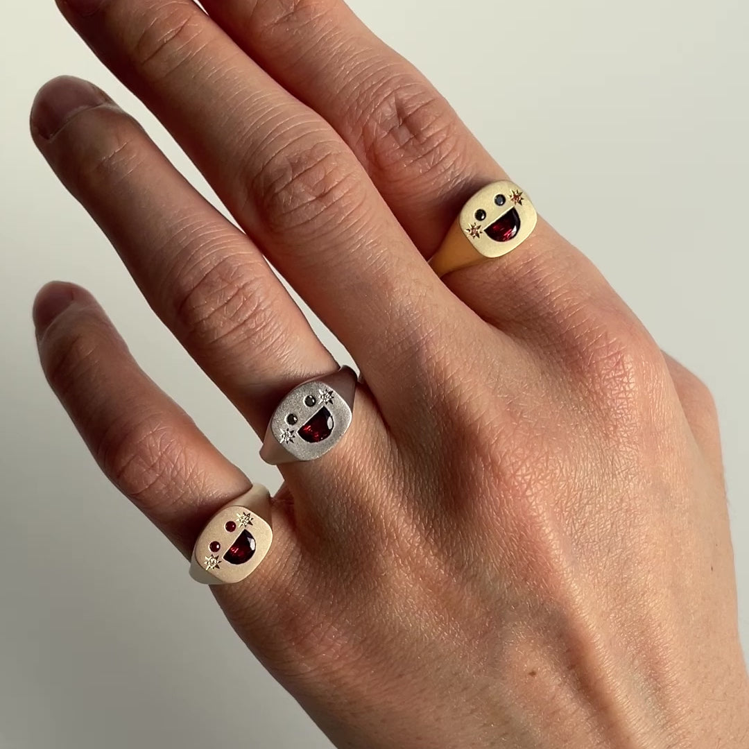 BIG SMILE SIGNET RING with CHEEKS – KOMI ONLINE - International Store