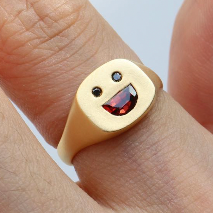 BIG SMILE SIGNET RING