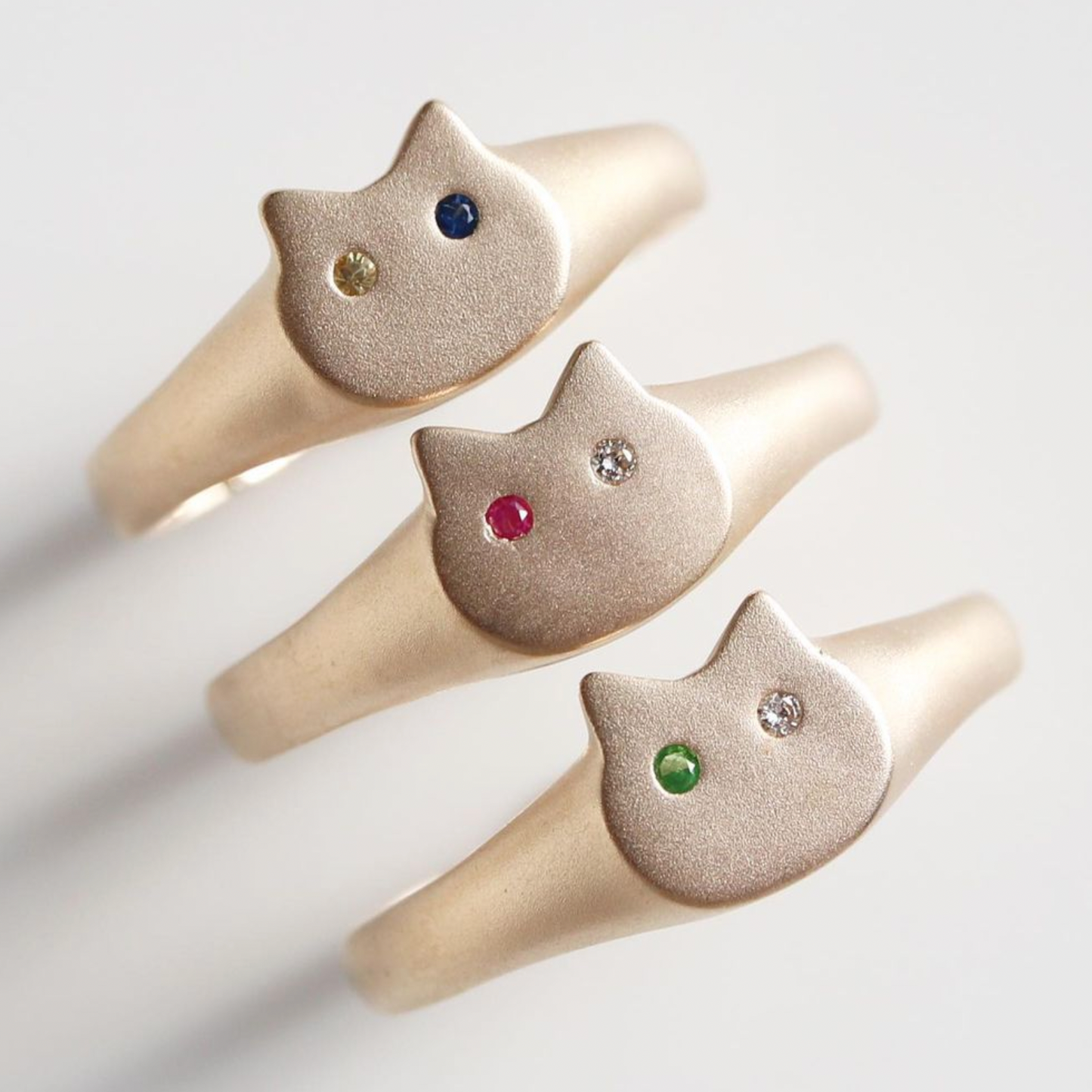 KOMI gold cat signet ring with gemstones - odd eyes